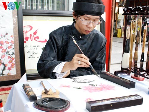 Искусство каллиграфии на улицах Сайгона в предновогодние дни  