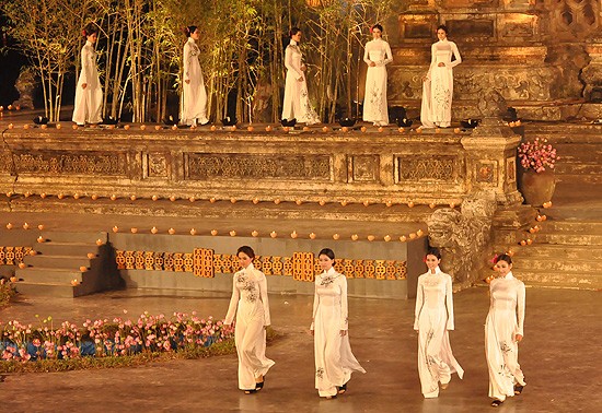 Показ национальных платьев «аозай» в рамках Фестиваля Хюэ-2012