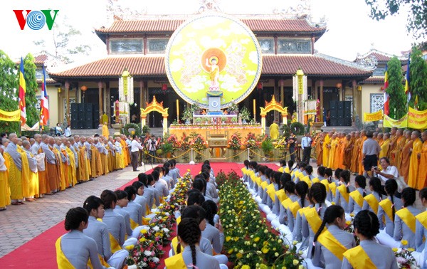 Празднование 2556-ой годовщины со дня рождения Будды в городе Хюэ
