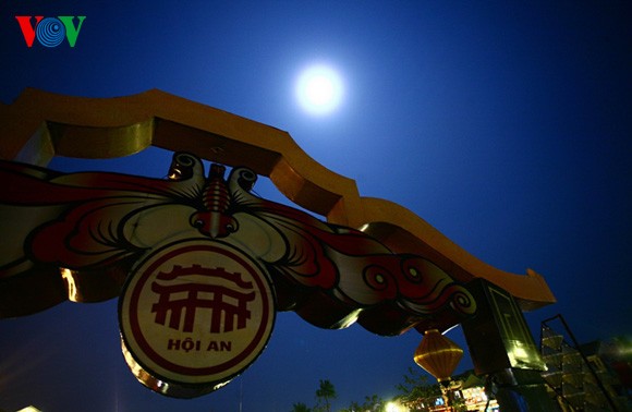 Древний город Хойан в летнюю лунную ночь