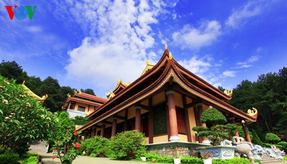 Спокойная атмосфера в пагоде Тэйтхиен