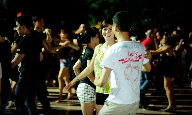 Уличная сальса – здоровое развлечение для ханойской молодёжи