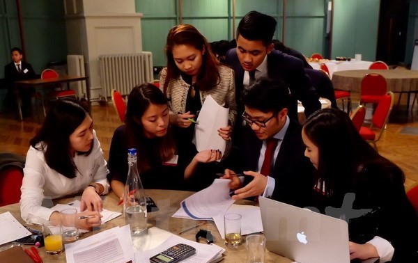 Sinh viên Việt Nam tại Anh trổ tài về chiến lược kinh doanh