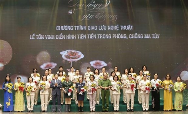 Tôn vinh phụ nữ tiêu biểu trong phòng, chống ma túy