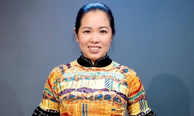 Phụ nữ Việt Nam tại Châu Âu: Việt phục bộ hành chào mừng 80 năm Quốc khánh 