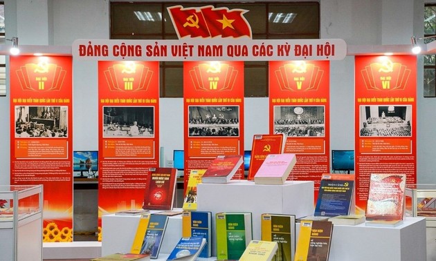Trưng bày gần 800 tư liệu tại Triển lãm “Đảng Cộng sản Việt Nam qua các kỳ Đại hội”