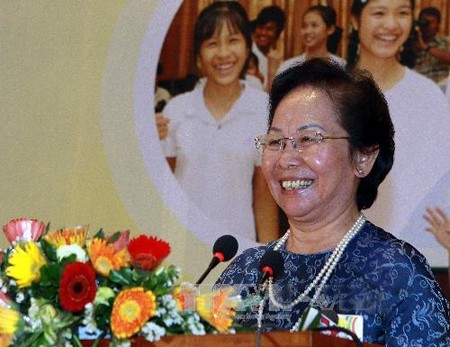 Wakil Presiden Nguyen Thi Doan melakukan dialog kepada anak-anak