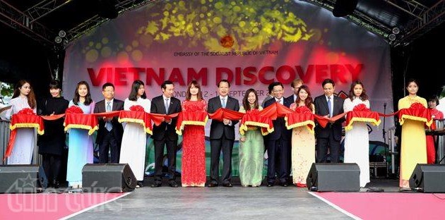 Deputi PM Vu Van Ninh menggunting pita meresmikan Festival menemukan Vietnam tahun 2015 di Inggris