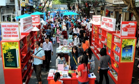 Membuka Pesta Jalan Buku Hari Raya Tet Tradisional 2016 di kota Ho Chi Minh