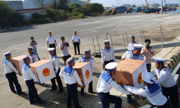 Perjalanan di laut untuk membawa kartu suara kepada para pemilih di kabupaten pulau Truong Sa