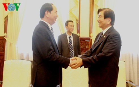 Presiden Tran Dai Quang menerima Ketua Asosiasi Persahabatan Jepang-Vietnam kota Kasai