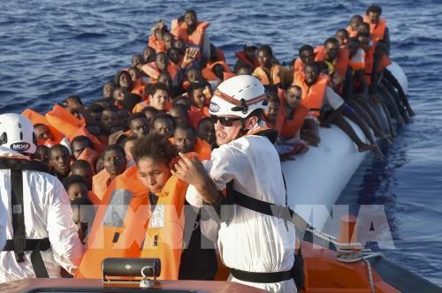 Masalah migran: Italia menyelamatkan ratusan orang yang berada di peluaran laut Libia