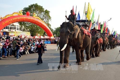 Mengembangkan identitas budaya khas dari warga etnis minoritas daerah Tay Nguyen