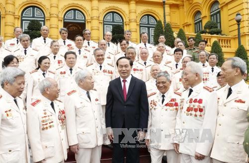 Presiden Tran Dai Quang melakukan pertemuan dengan para kader keamanan publik yang membantu medan perang Vietnam Selatan