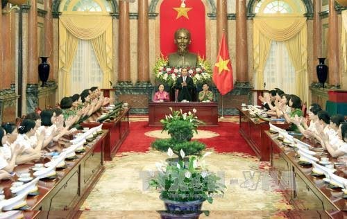 Presiden Vietnam, Tran Dai Quang bertemu dengan wanita Pasukan Keamanan Publik Rakyat yang tipikal 