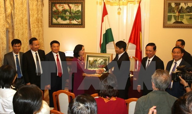  Memperkuat hubungan antara Partai Komunis Vietnam dan Partai Sosialis Hungaria