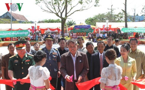 Meresmikan Tugu monumen persahabatan Vietnam-Kamboja di Propinsi Koh Kong