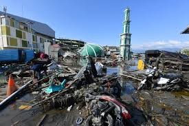 Jumlah korban dalam tsunami di Indonesia terus meningkat