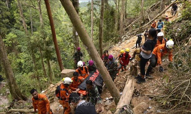 Ada kira-kira 100 orang yang masih terjebak dalam kasus keruntuhan tambang di Indonesia