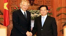 Prime Minister Nguyen Tan Dung receives former French Prime Minister