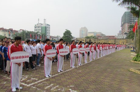 Ha Noi Moi running race for peace 2013