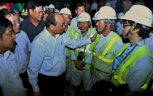 阮春福看望葛岭隧道建设工地上的工人