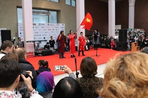 Vietnam joins charity fair in Ukraine