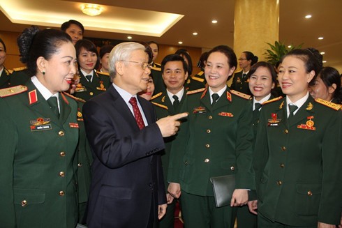 Party leader Nguyen Phu Trong receives prominent female military personnel 