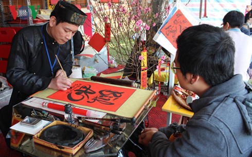 Picture hanging, a tradition of the Lunar New Year