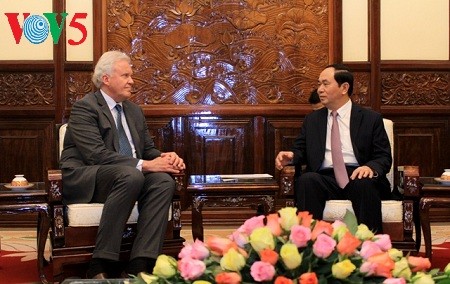 President receives General Electric Chairman