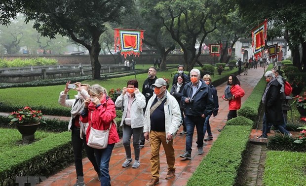 Hanoi closes relic sites, bars, music programs as fight against Covid-19 intensifies 