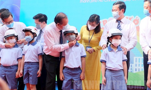 Deputy Prime Minister presents helmets to primary school students