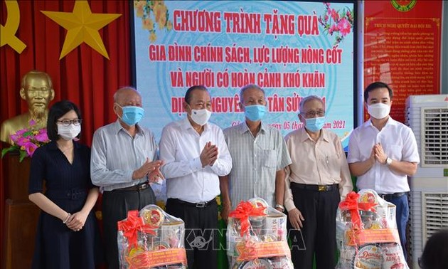 Party, State leaders visit and give Lunar New Year gifts to locals 