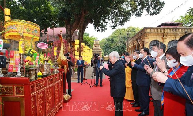 Party chief and President pays tribute to King, plants tree at Thang Long Imperial Citadel 