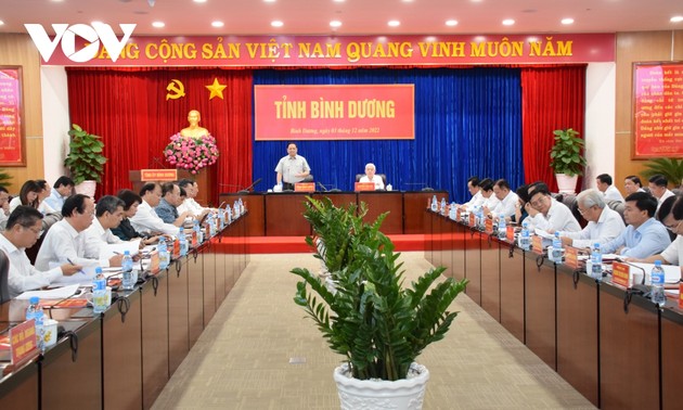 PM works with Binh Duong on public investment disbursement, economic recovery