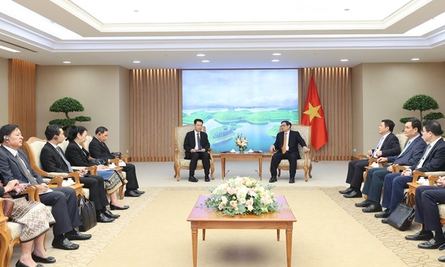 Prime Minister receives Lao Minister of Industry and Trade 