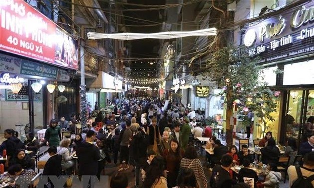 Hanoi opens night food street by Truc Bach Lake