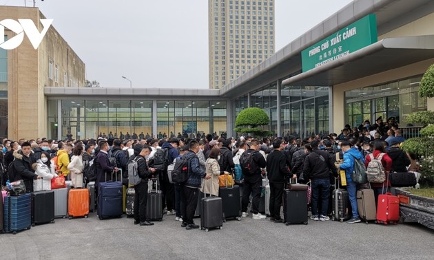 Thousands of Chinese citizens return home from Vietnam on first day of land border opening