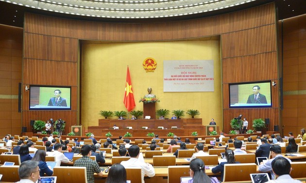 Meeting of full-time National Assembly deputies discusses what to be submitted to NA session