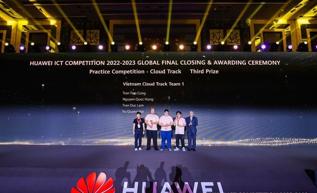 Vietnamese students win third prize at Huawei ICT Competition 