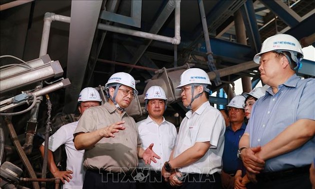 PM inspects electricity production and coal supply 