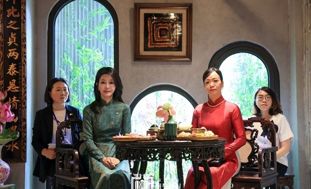 Vietnamese, Republic of Korean first ladies watch Ao Dai show 