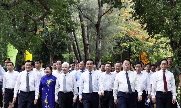 President commemorates heroes and martyrs in Con Dao