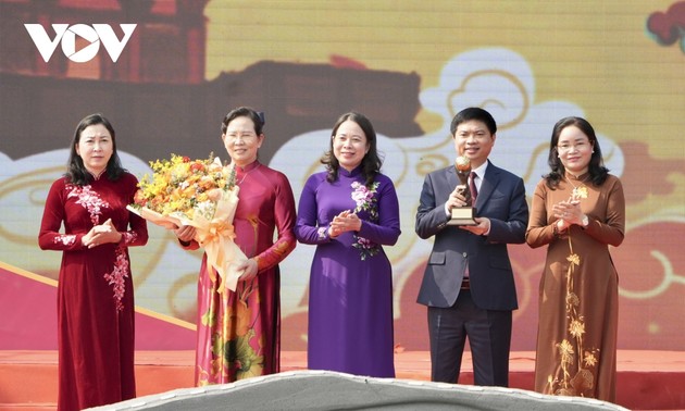 Tam Chuc pagoda festival opens with incense offering ritual 