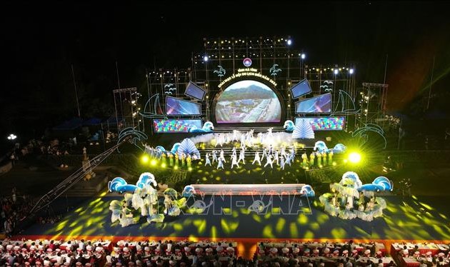 Fireworks display lights up sky as Ha Tinh beach festival begins 