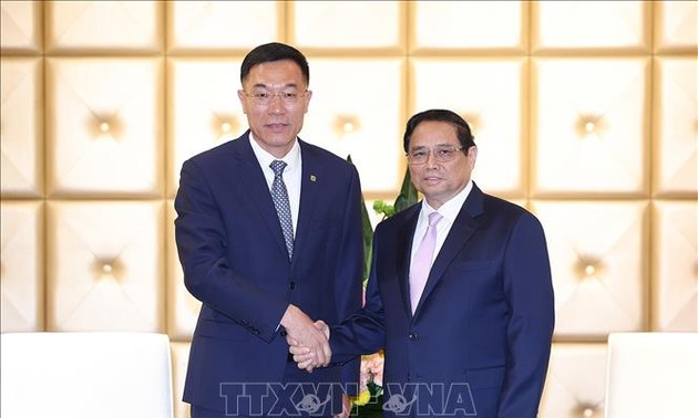 PM meets leaders of China’s railway and power corporations