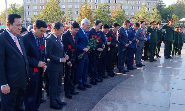 NA Chairman lays flowers at Ho Chi Minh Monument, meets Vietnamese in Moscow