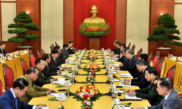 High-level Party meeting held between Vietnam and Laos 