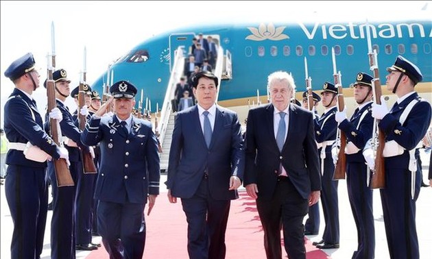 President arrives in Santiago, visits Vietnamese community in Chile 