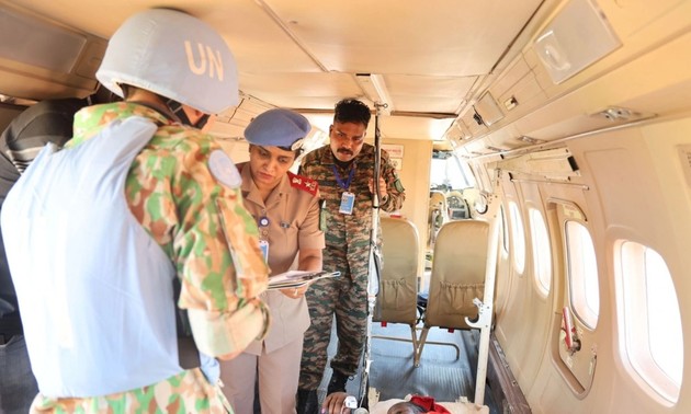 Vietnam’s peacekeepers help transport pregnant woman in critical condition in South Sudan